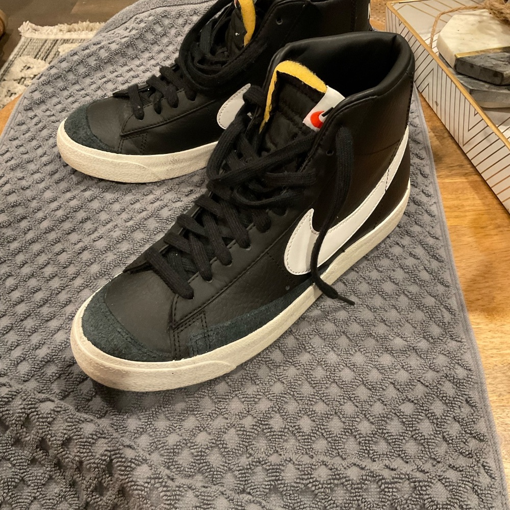 Nike Blazer Mid ’77 Vintage • Men’s 7.5 / Women’s 9 • No Box